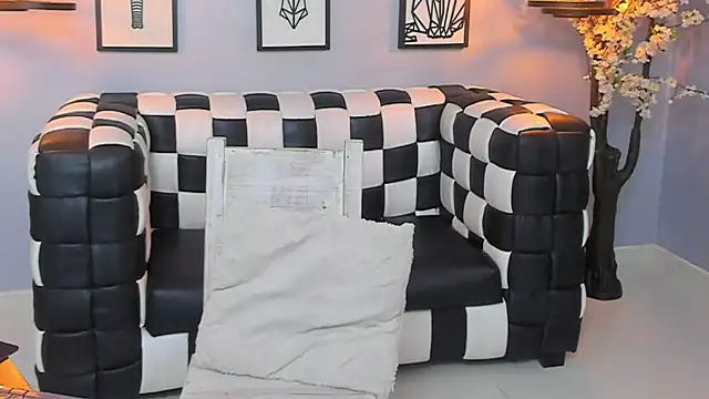 Snapshot of SARAFOXX_ chatting on December 6, 12:23 am SARAFOXX online show from December 6, 12:23 am