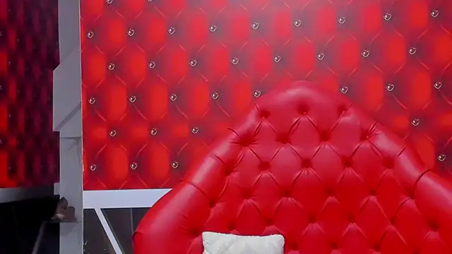 Snapshot of SARAFOXX_ chatting on February 15, 11:50 am SARAFOXX online show from February 15, 11:50 am