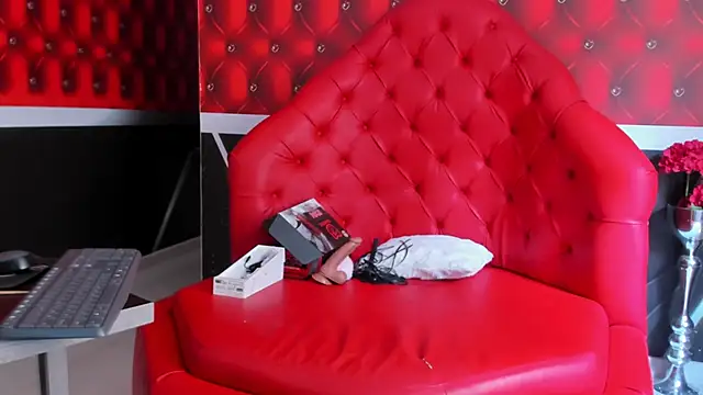 Snapshot of SARAFOXX_ chatting on March 8, 5:43 pm SARAFOXX online show from March 8, 5:43 pm