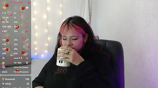 Snapshot of mixie_cute chatting on December 20, 1:14 am mixie cute online show from December 20, 1:14 am