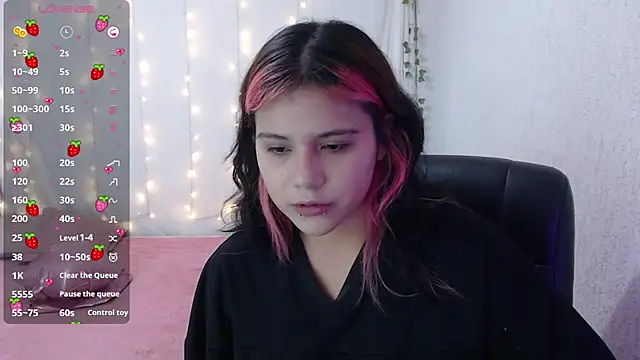 Snapshot of mixie_cute chatting on January 19, 6:32 pm mixie cute online show from January 19, 6:32 pm