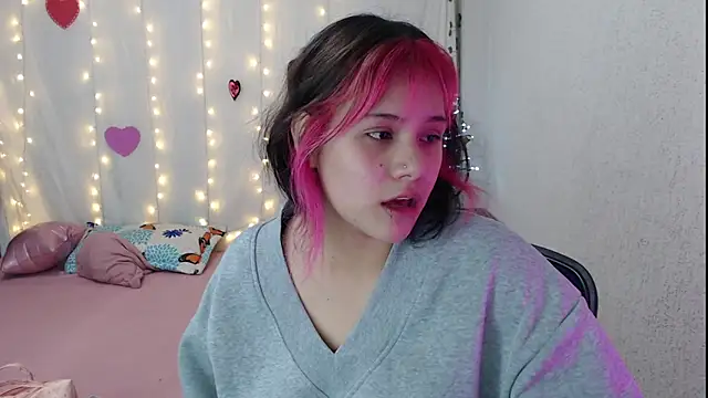 Snapshot of mixie_cute chatting on February 23, 3:08 pm mixie cute online show from February 23, 3:08 pm