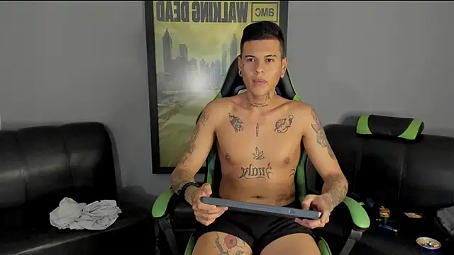 Snapshot of jamesinked_ chatting on December 28, 9:51 pm jamesinked online show from December 28, 9:51 pm