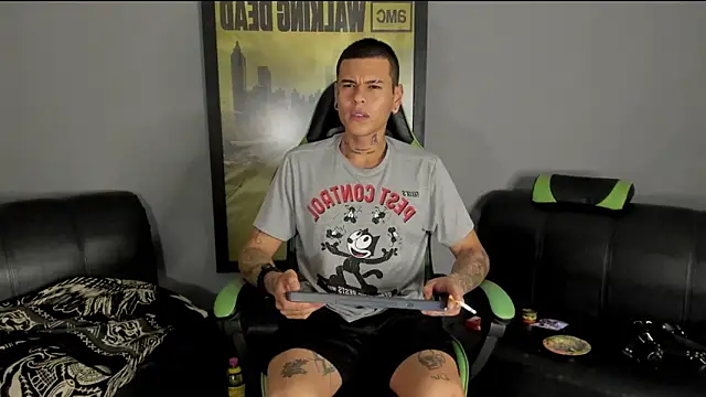 Snapshot of jamesinked_ chatting on January 4, 2:14 am jamesinked online show from January 4, 2:14 am