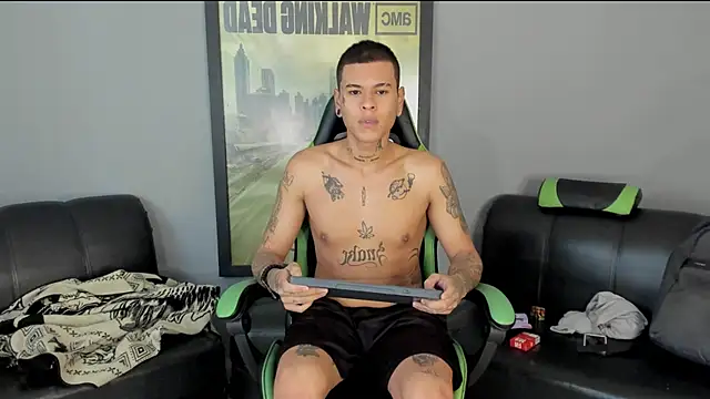 Snapshot of jamesinked_ chatting on January 4, 7:02 pm jamesinked online show from January 4, 7:02 pm