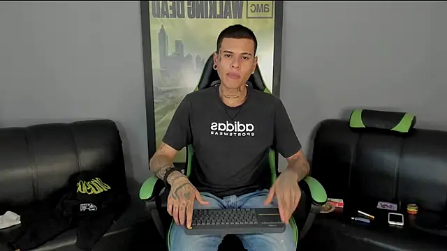 Snapshot of jamesinked_ chatting on January 6, 7:24 pm jamesinked online show from January 6, 7:24 pm