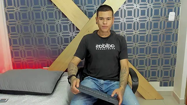 Snapshot of jamesinked_ chatting on January 7, 1:57 pm jamesinked online show from January 7, 1:57 pm