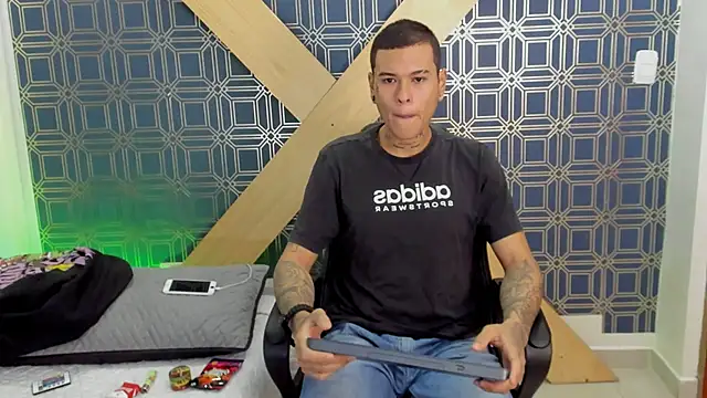 Snapshot of jamesinked_ chatting on January 8, 2:14 pm jamesinked online show from January 8, 2:14 pm