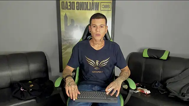 Snapshot of jamesinked_ chatting on January 12, 2:24 am jamesinked online show from January 12, 2:24 am