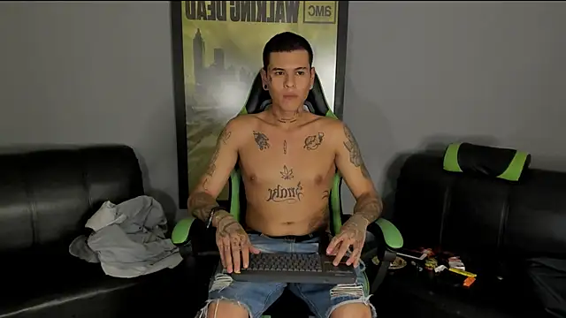 Snapshot of jamesinked_ chatting on January 14, 2:19 am jamesinked online show from January 14, 2:19 am