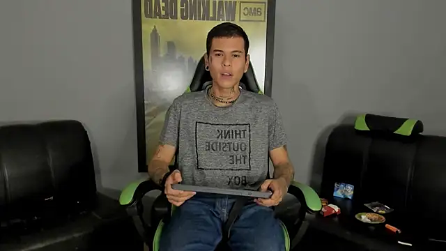 Snapshot of jamesinked_ chatting on February 4, 3:00 am jamesinked online show from February 4, 3:00 am