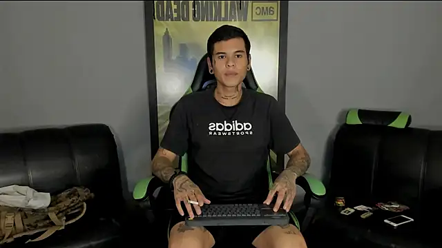 Snapshot of jamesinked_ chatting on March 4, 4:38 am jamesinked online show from March 4, 4:38 am