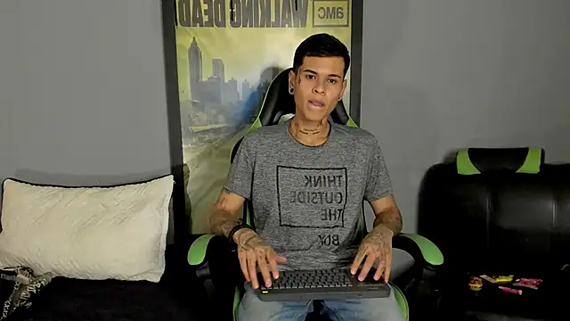 Snapshot of jamesinked_ chatting on March 23, 2:04 am jamesinked online show from March 23, 2:04 am