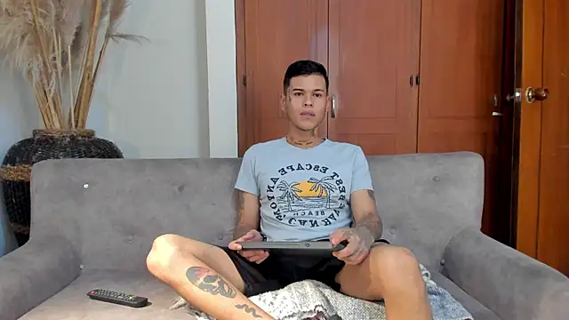 Snapshot of jamesinked_ chatting on November 9, 8:18 pm jamesinked online show from November 9, 8:18 pm