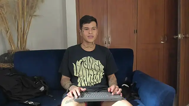 Snapshot of jamesinked_ chatting on November 25, 4:01 am jamesinked online show from November 25, 4:01 am