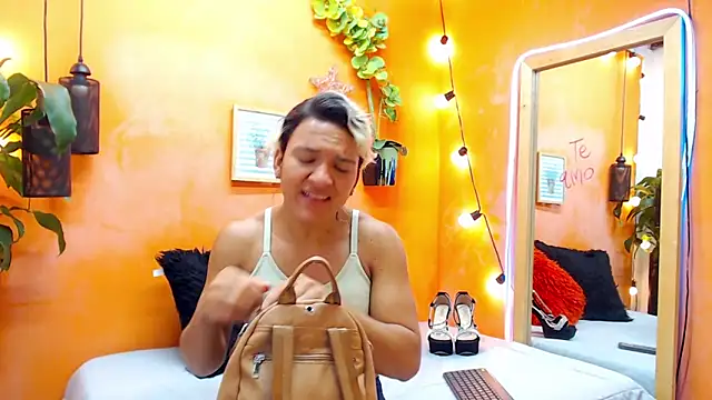 Snapshot of aslyhernandez_7 chatting on December 21, 11:22 am aslyhernandez 7 online show from December 21, 11:22 am