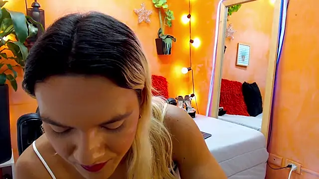 Snapshot of aslyhernandez_7 chatting on December 30, 8:36 pm aslyhernandez 7 online show from December 30, 8:36 pm