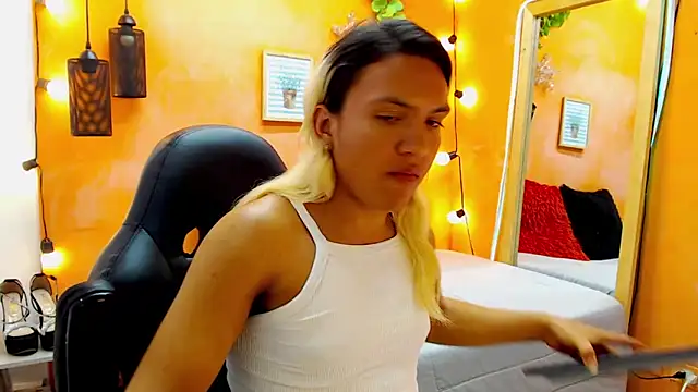 Snapshot of aslyhernandez_7 chatting on January 2, 8:46 pm aslyhernandez 7 online show from January 2, 8:46 pm