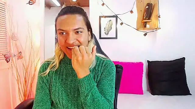 Snapshot of aslyhernandez_7 chatting on January 29, 11:51 am aslyhernandez 7 online show from January 29, 11:51 am