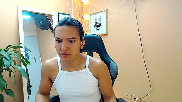 Snapshot of aslyhernandez_7 chatting on January 30, 11:33 am aslyhernandez 7 online show from January 30, 11:33 am