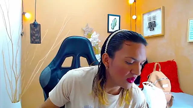 Snapshot of aslyhernandez_7 chatting on September 20, 12:17 pm aslyhernandez 7 online show from September 20, 12:17 pm