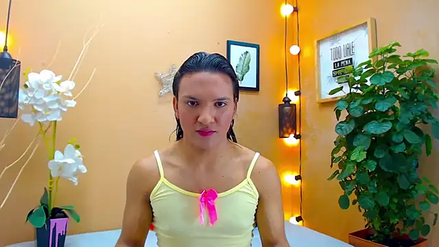 Snapshot of aslyhernandez_7 chatting on October 4, 12:36 pm aslyhernandez 7 online show from October 4, 12:36 pm