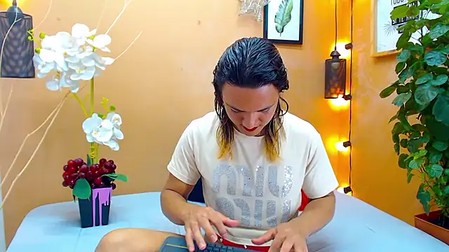 Snapshot of aslyhernandez_7 chatting on October 16, 3:35 pm aslyhernandez 7 online show from October 16, 3:35 pm