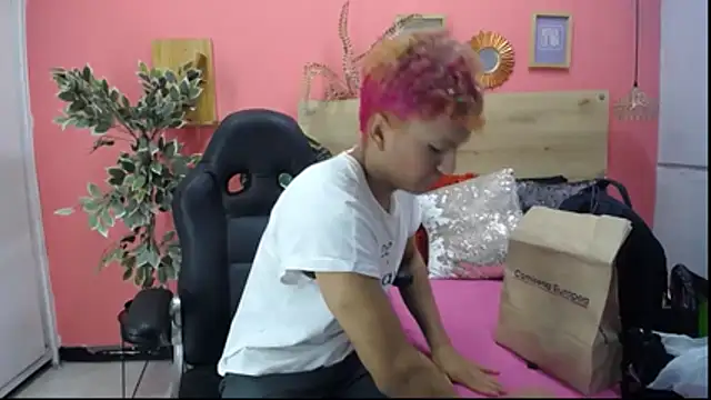 Snapshot of aslyhernandez_7 chatting on March 2, 12:01 pm aslyhernandez 7 online show from March 2, 12:01 pm