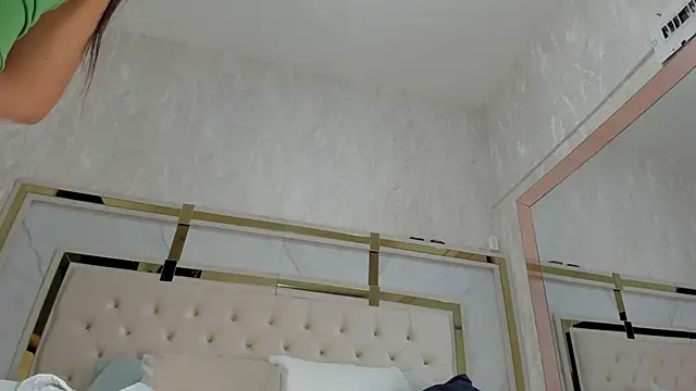 Snapshot of Victoriaa_millers chatting on September 10, 7:14 pm Victoriaa millers online show from September 10, 7:14 pm