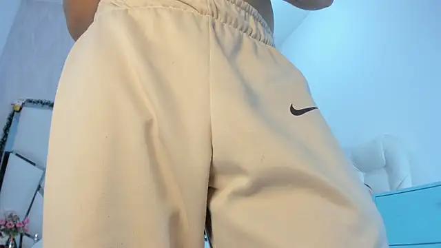 Snapshot of Victoriaa_millers chatting on December 5, 6:04 pm Victoriaa millers online show from December 5, 6:04 pm