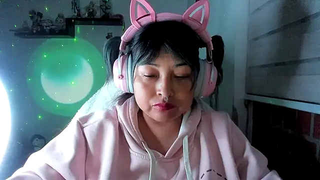 Shaddycute  online show from June 22, 2:57 am