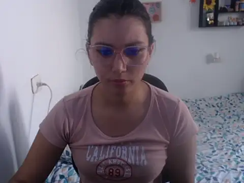 Snapshot of HannaKlein chatting on December 20, 1:54 pm HannaKlein online show from December 20, 1:54 pm