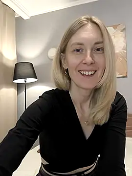 Snapshot of AvelinaLeoni chatting on October 6, 7:50 am AvelinaLeoni online show from October 6, 7:50 am