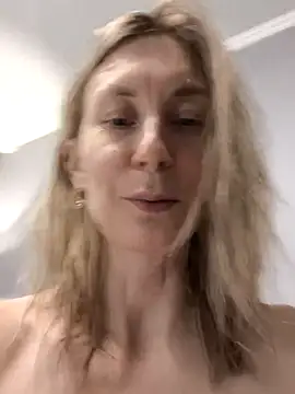 Snapshot of AvelinaLeoni chatting on October 13, 6:46 am AvelinaLeoni online show from October 13, 6:46 am