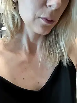 Snapshot of AvelinaLeoni chatting on October 23, 8:35 am AvelinaLeoni online show from October 23, 8:35 am