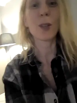 Snapshot of AvelinaLeoni chatting on November 10, 7:07 am AvelinaLeoni online show from November 10, 7:07 am