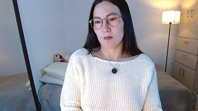 Elle Lee  online show from April 11, 11:58 am