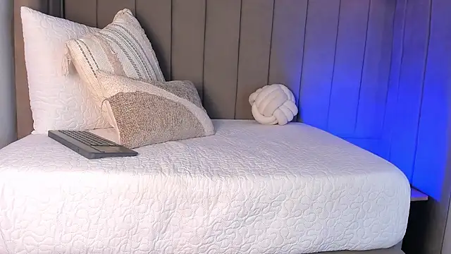 Elise Diamond online show from March 23, 2:15 am