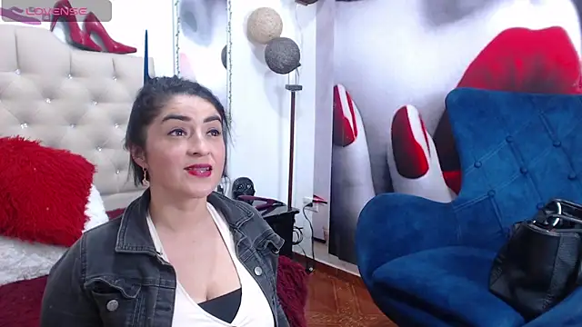 Snapshot of karenlennox1 chatting on February 7, 12:53 am karenlennox1 online show from February 7, 12:53 am