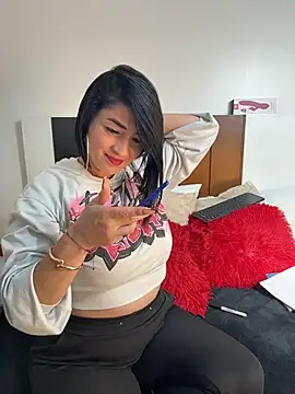 karenlennox1 online show from April 24, 1:19 am