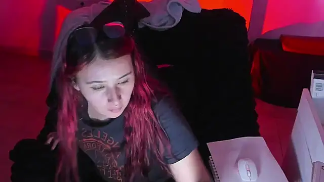 bonnie moon  online show from October 21, 10:21 pm