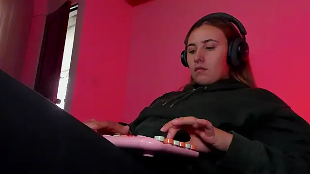 bonnie moon  online show from December 22, 9:23 pm