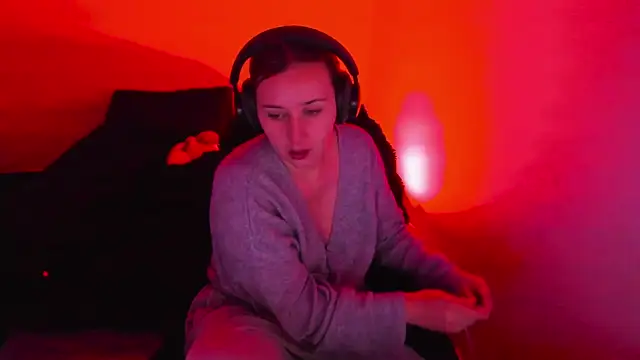 bonnie moon  online show from April 17, 9:29 pm