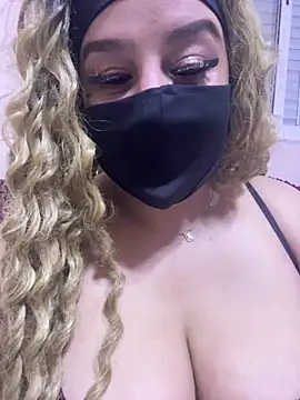 Snapshot of mari_layali chatting on December 18, 1:37 am mari layali online show from December 18, 1:37 am