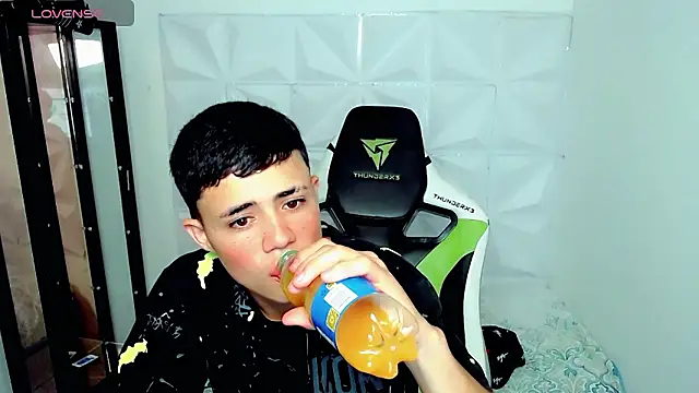 Snapshot of bby_santi chatting on December 4, 1:20 pm bby santi online show from December 4, 1:20 pm