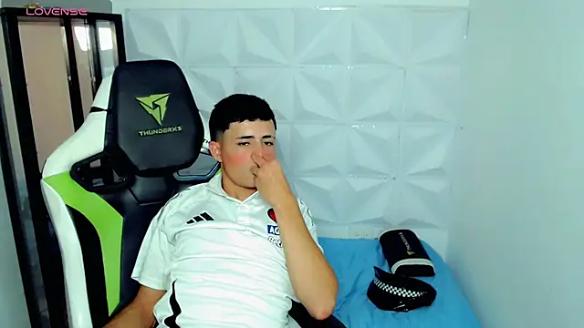 Snapshot of bby_santi chatting on December 17, 7:15 pm bby santi online show from December 17, 7:15 pm