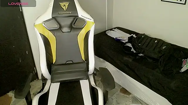 Snapshot of bby_santi chatting on October 3, 11:02 pm bby santi online show from October 3, 11:02 pm