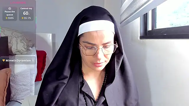 ClaraMariaMon online show from October 11, 5:00 pm