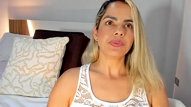 Snapshot of ClaraMariaMon chatting on July 19, 7:39 pm ClaraMariaMon online show from July 19, 7:39 pm