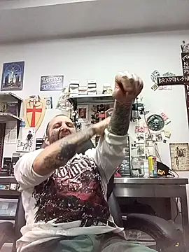 Snapshot of TattooedDick92 chatting on December 5, 4:25 pm TattooedDick92 online show from December 5, 4:25 pm